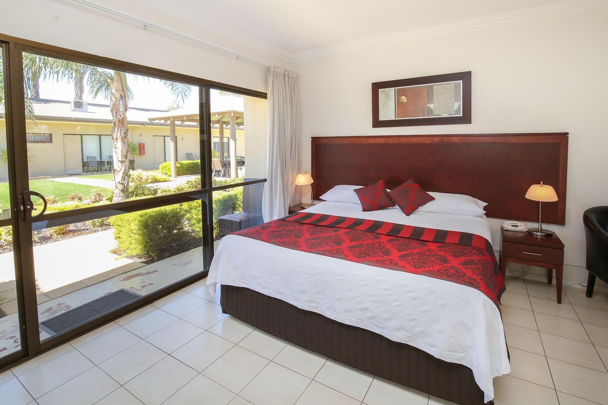 Comfort Deakin Palms 4*