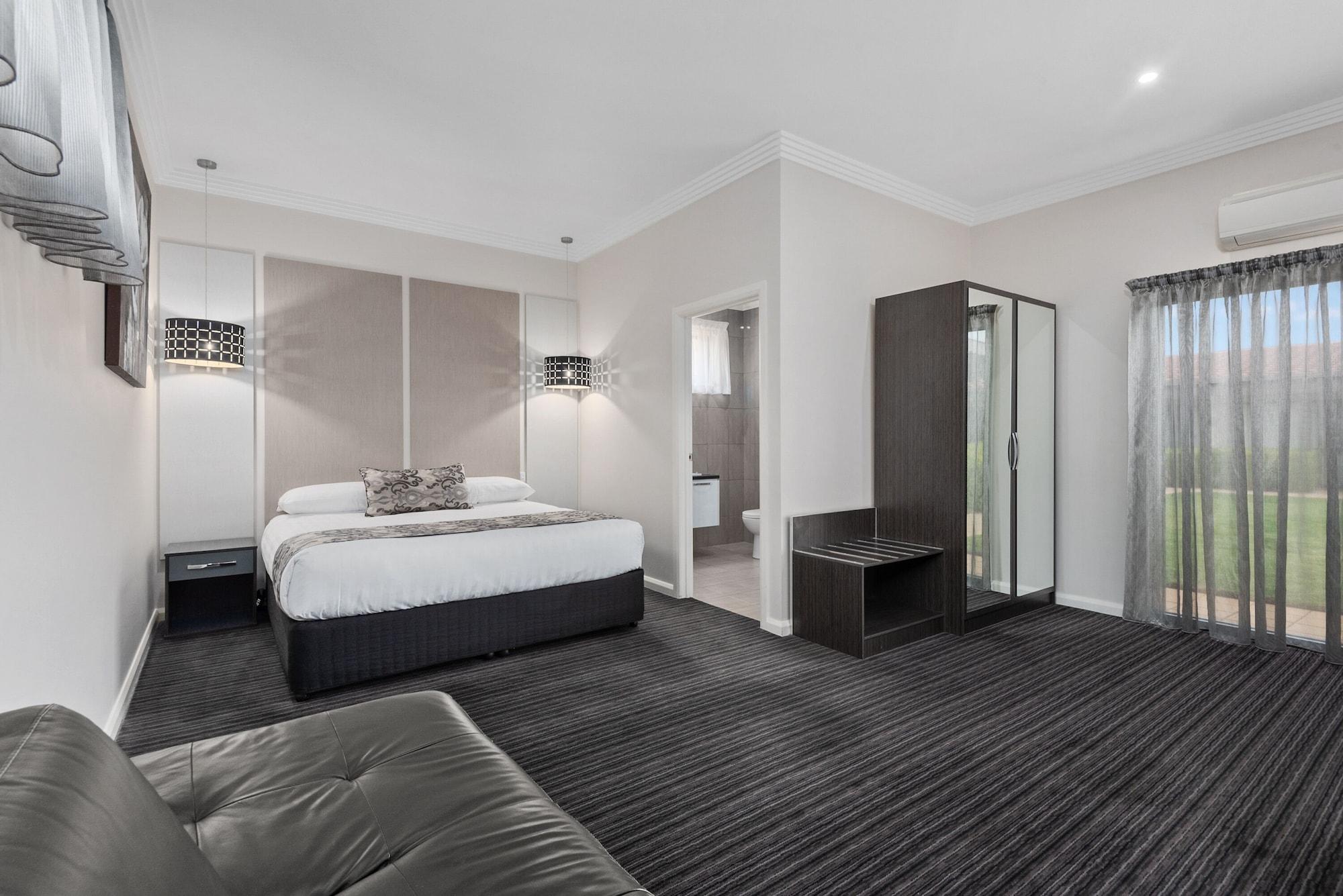 Inn Comfort Deakin Palms 4*