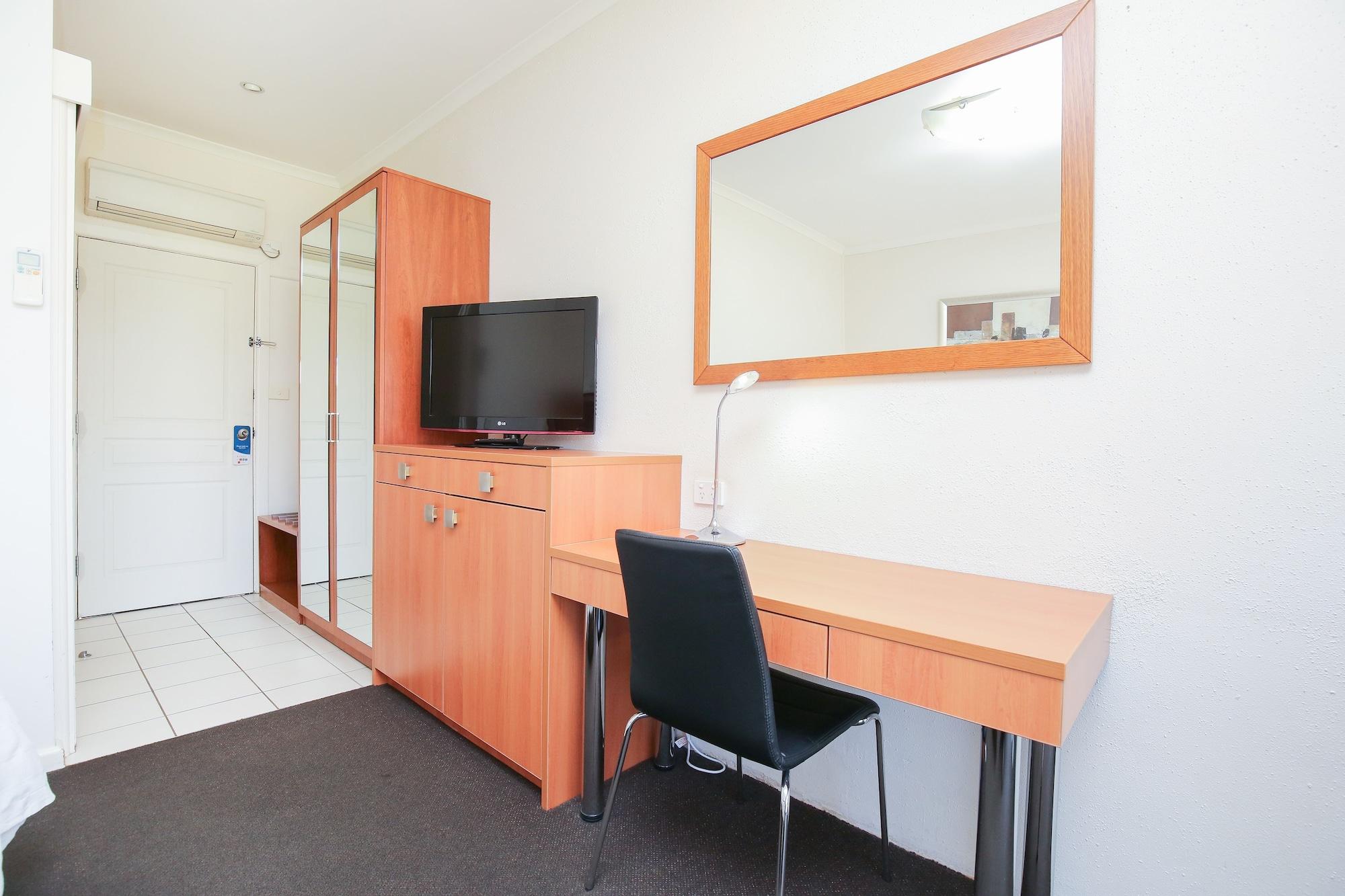 Comfort Deakin Palms