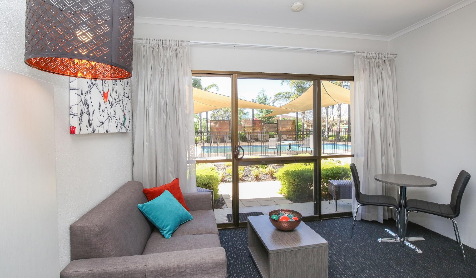 Comfort Deakin Palms Inn
