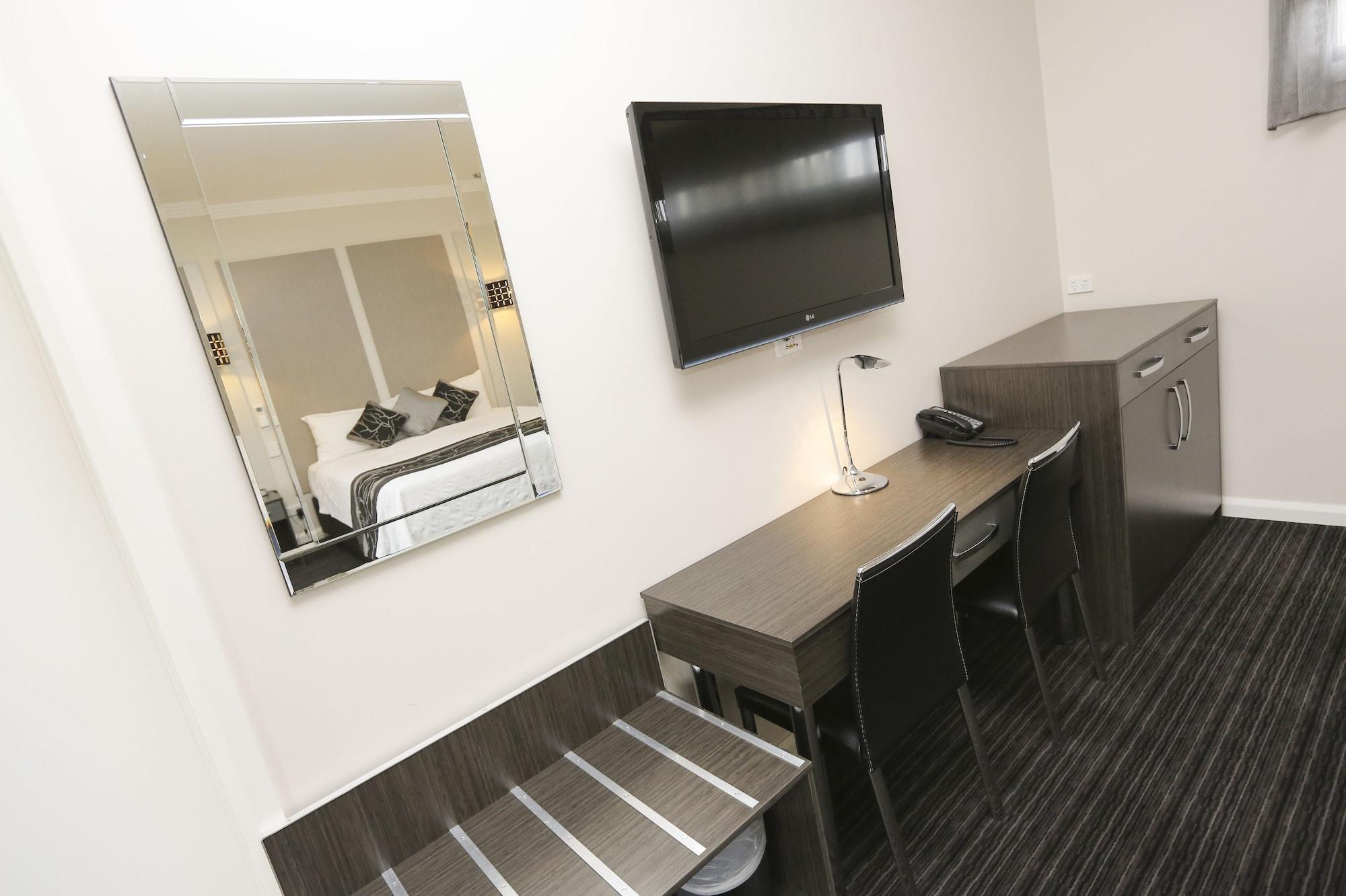 Comfort Deakin Palms 4*