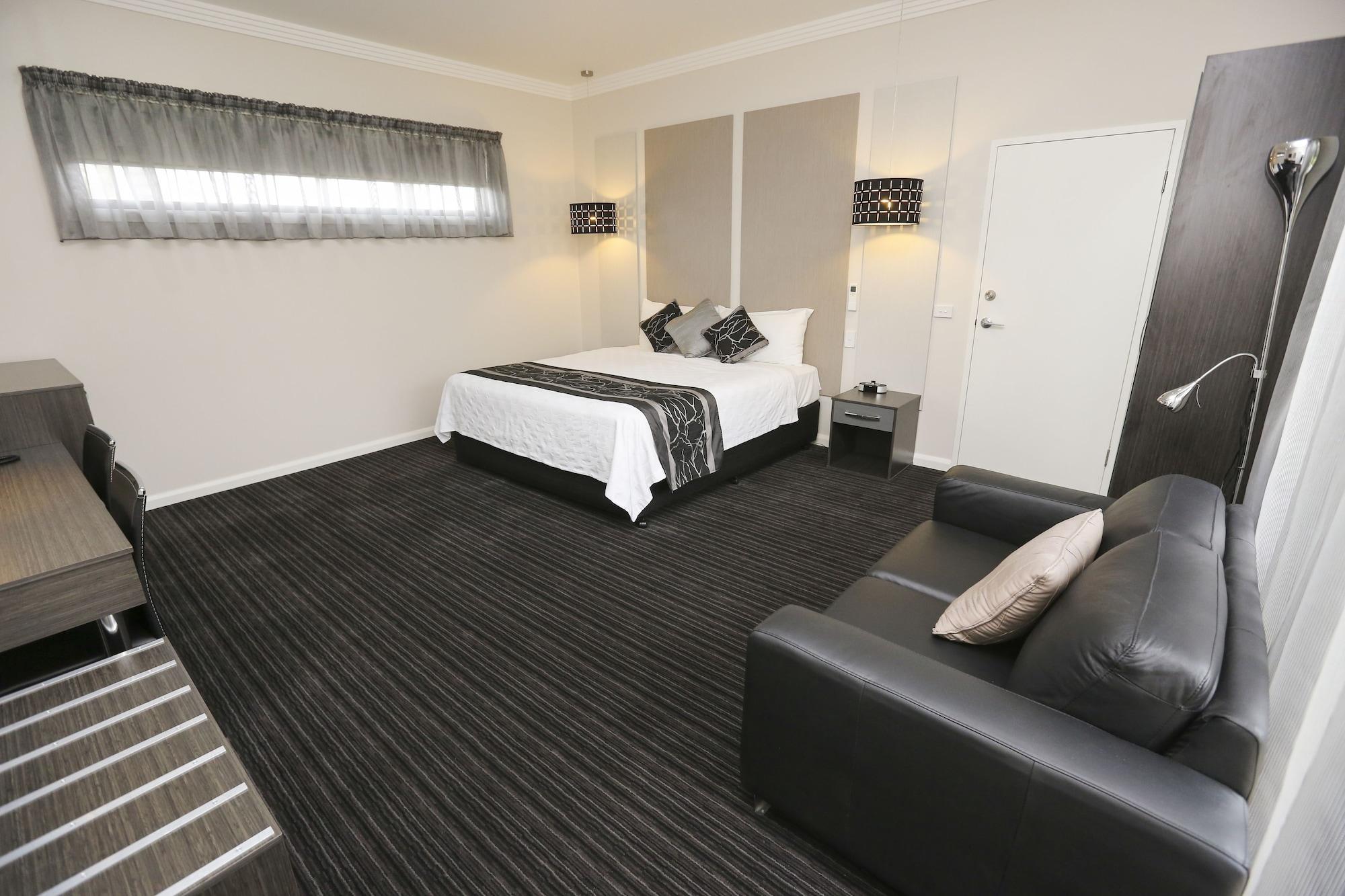 Comfort Deakin Palms 4*