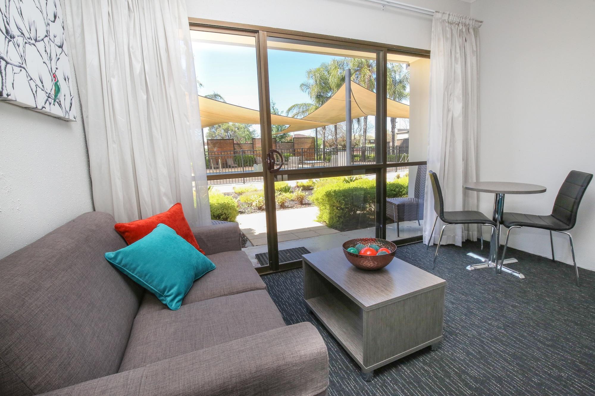 Comfort Deakin Palms 4*