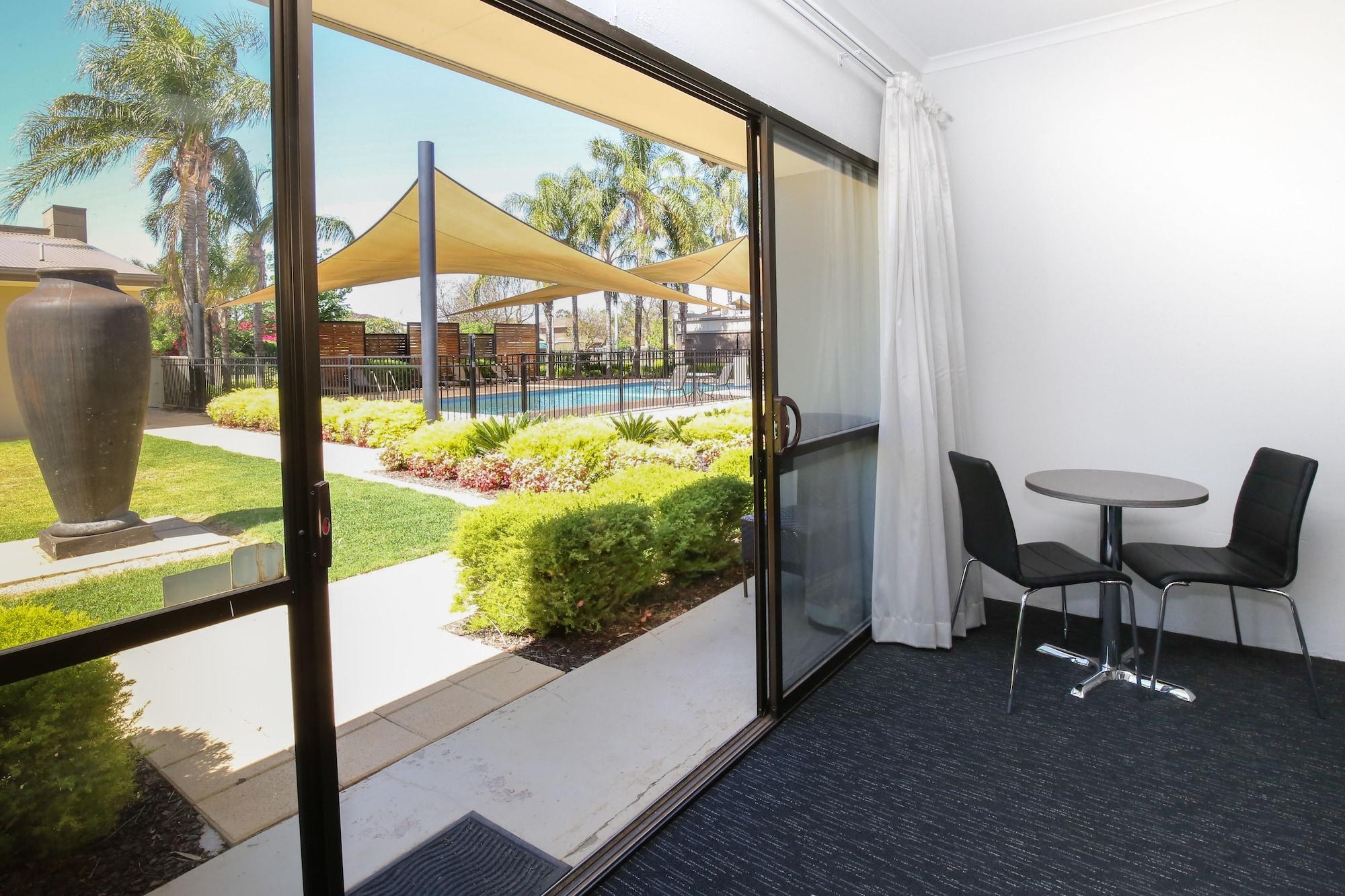 Comfort Deakin Palms Inn 4*