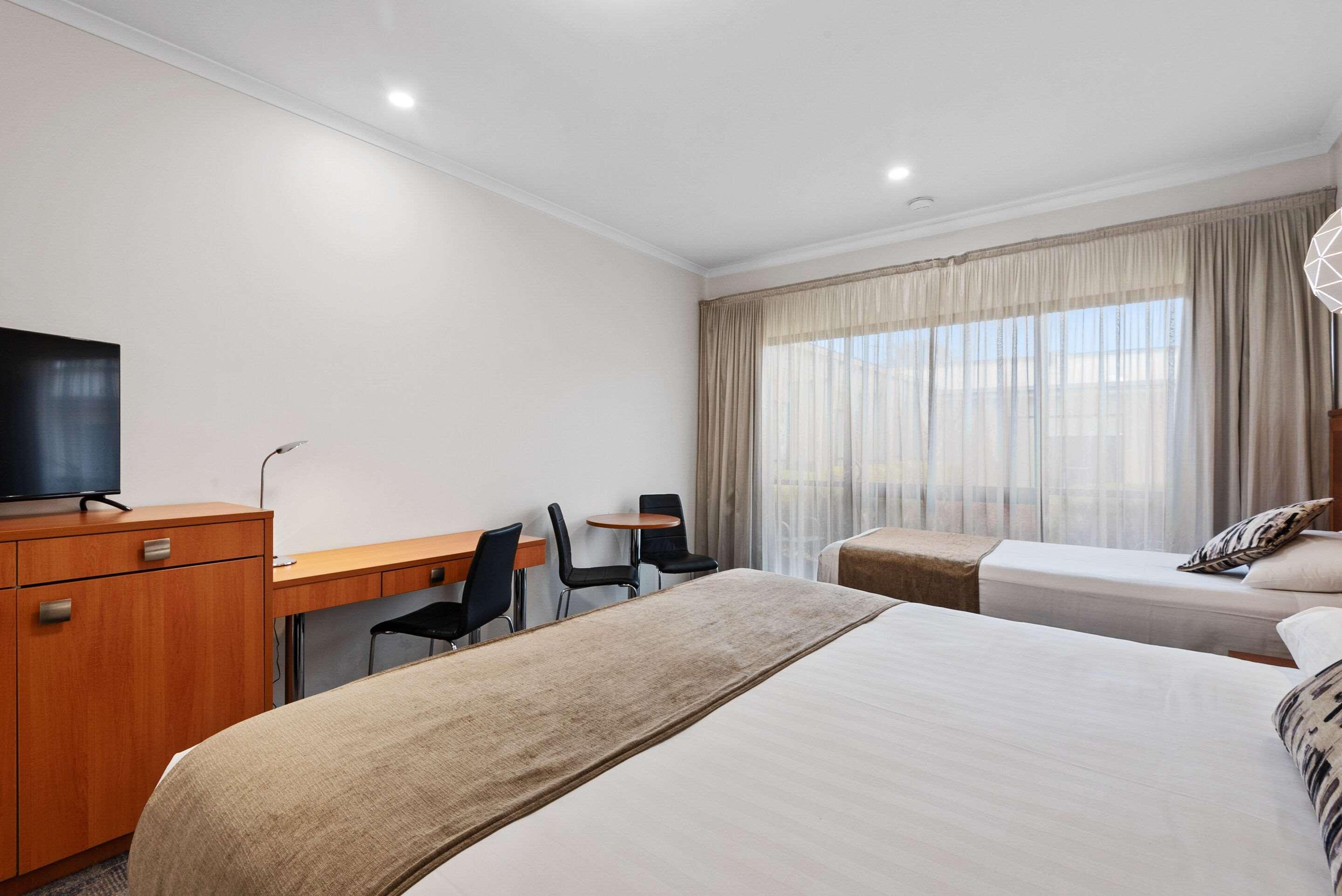 Comfort Deakin Palms Inn
