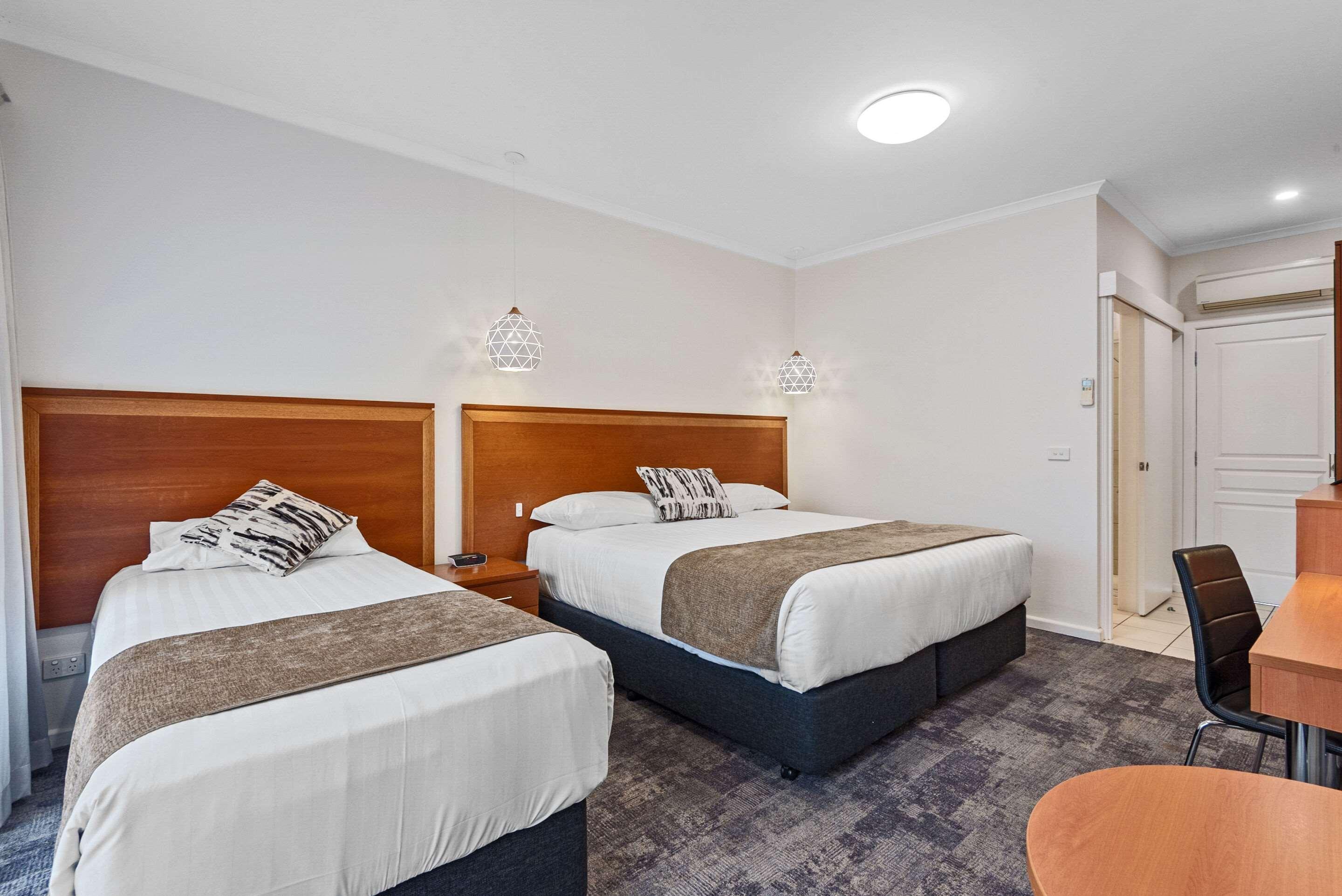 Comfort Deakin Palms Inn