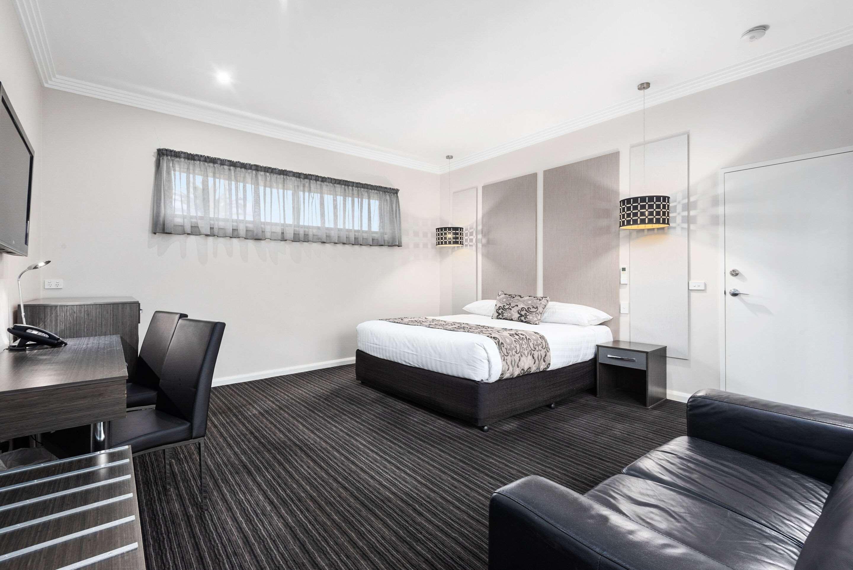 Comfort Deakin Palms 4*