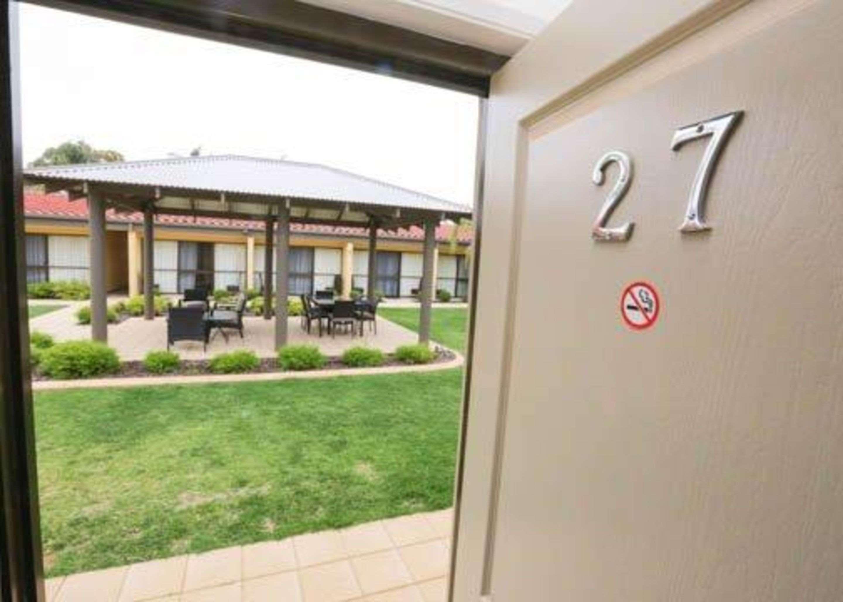 Comfort Deakin Palms Inn 4*