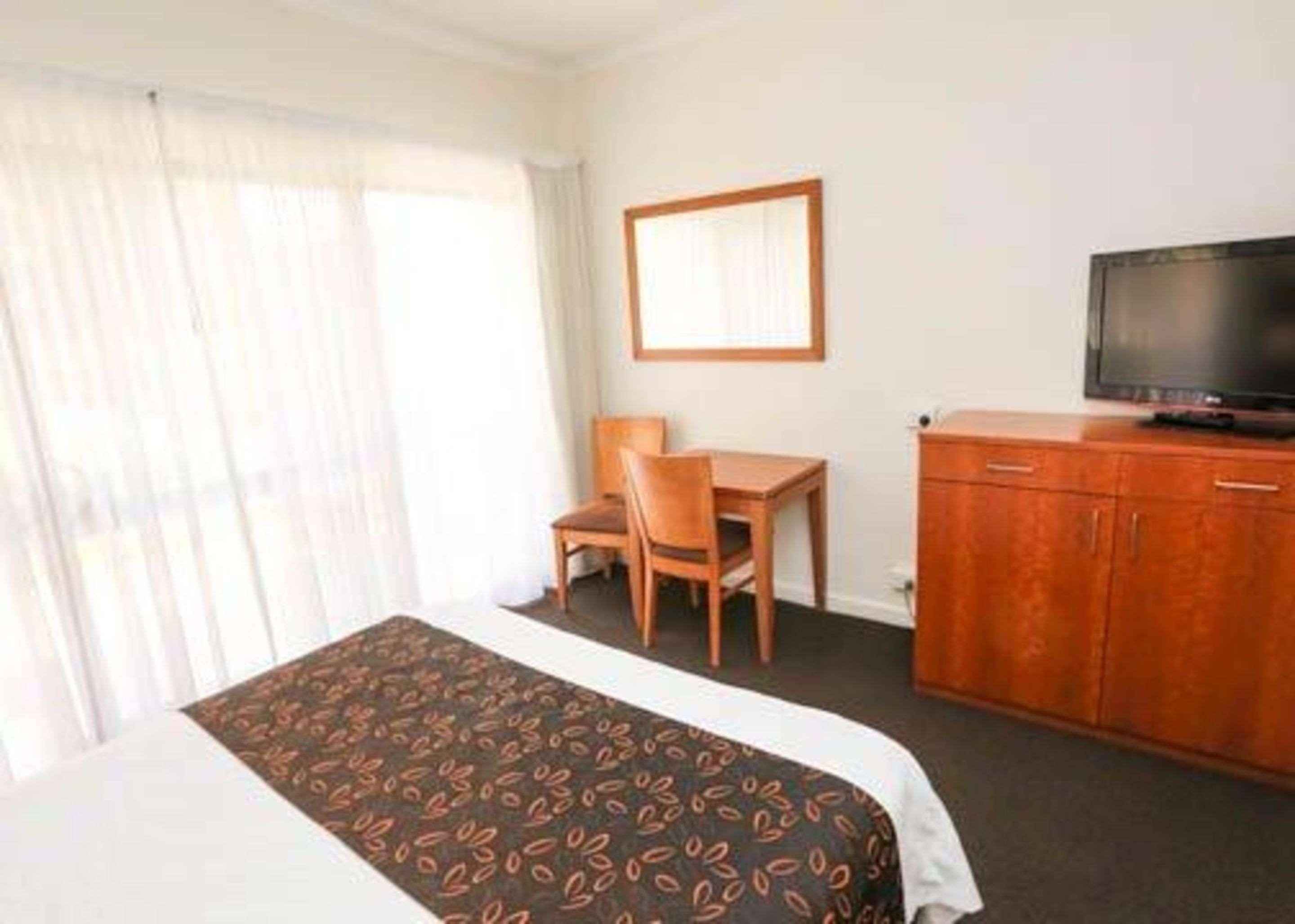 Comfort Deakin Palms 4*