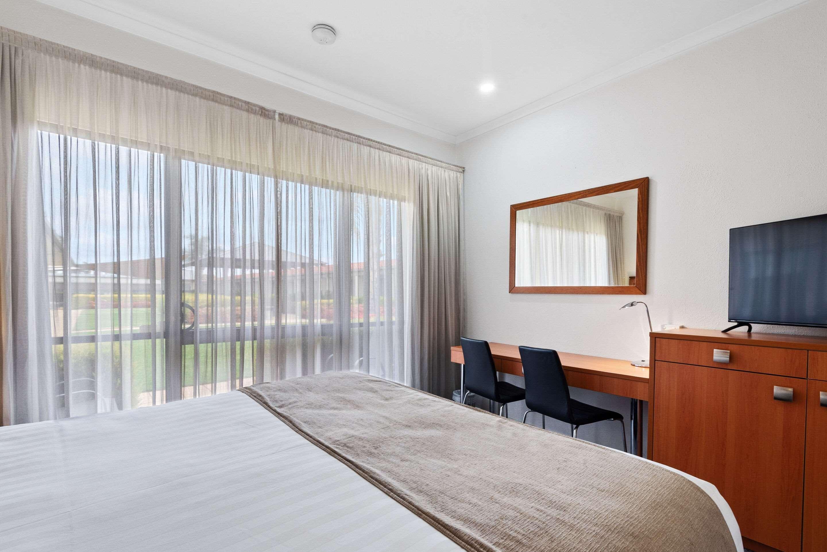 Inn Comfort Deakin Palms 4*