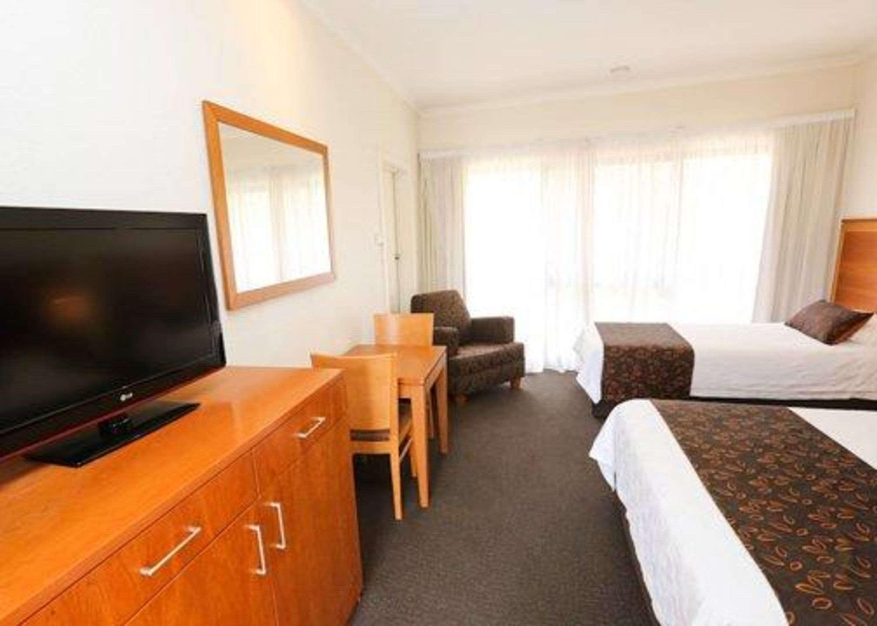 Comfort Deakin Palms 4*