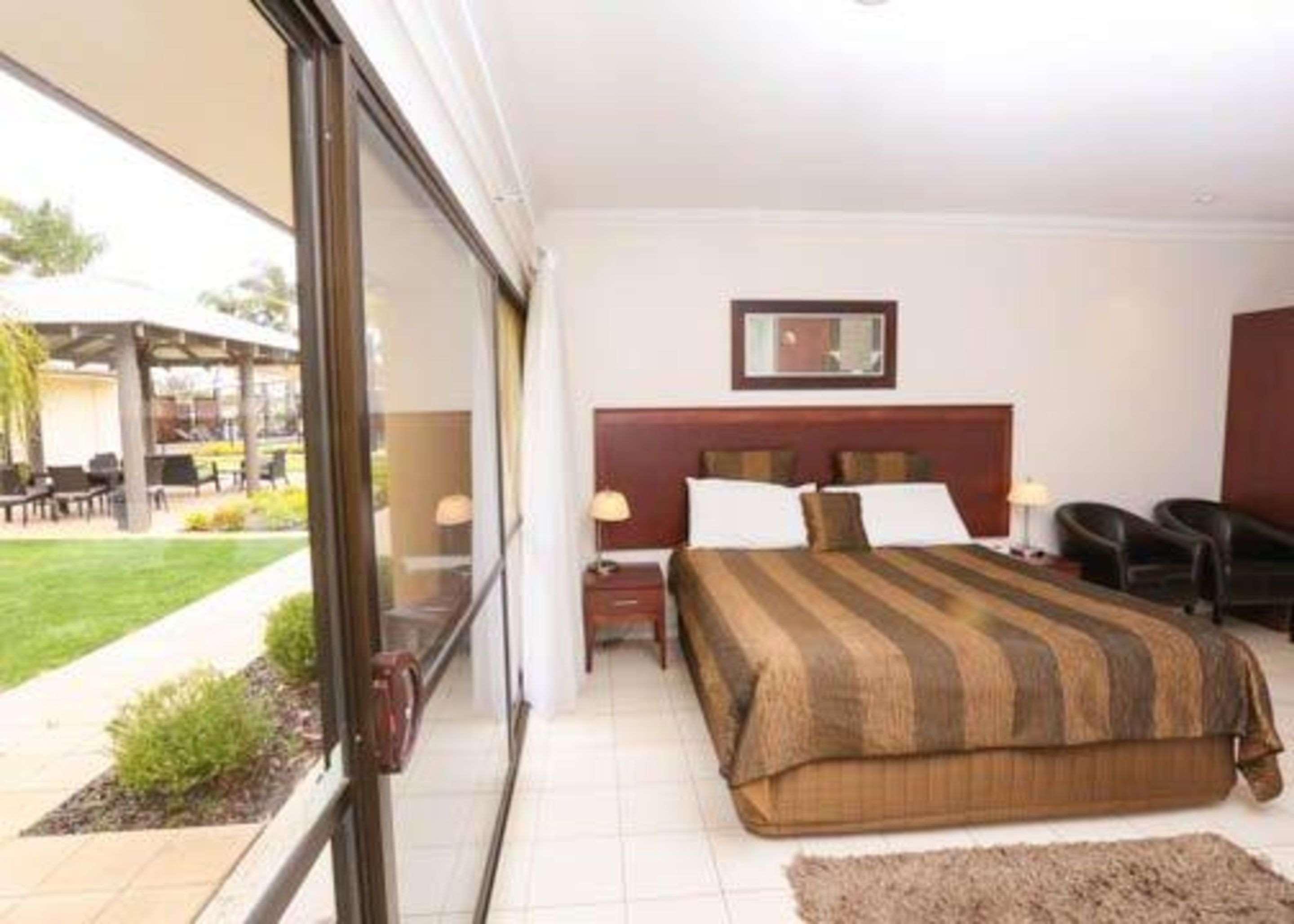 Comfort Deakin Palms Inn