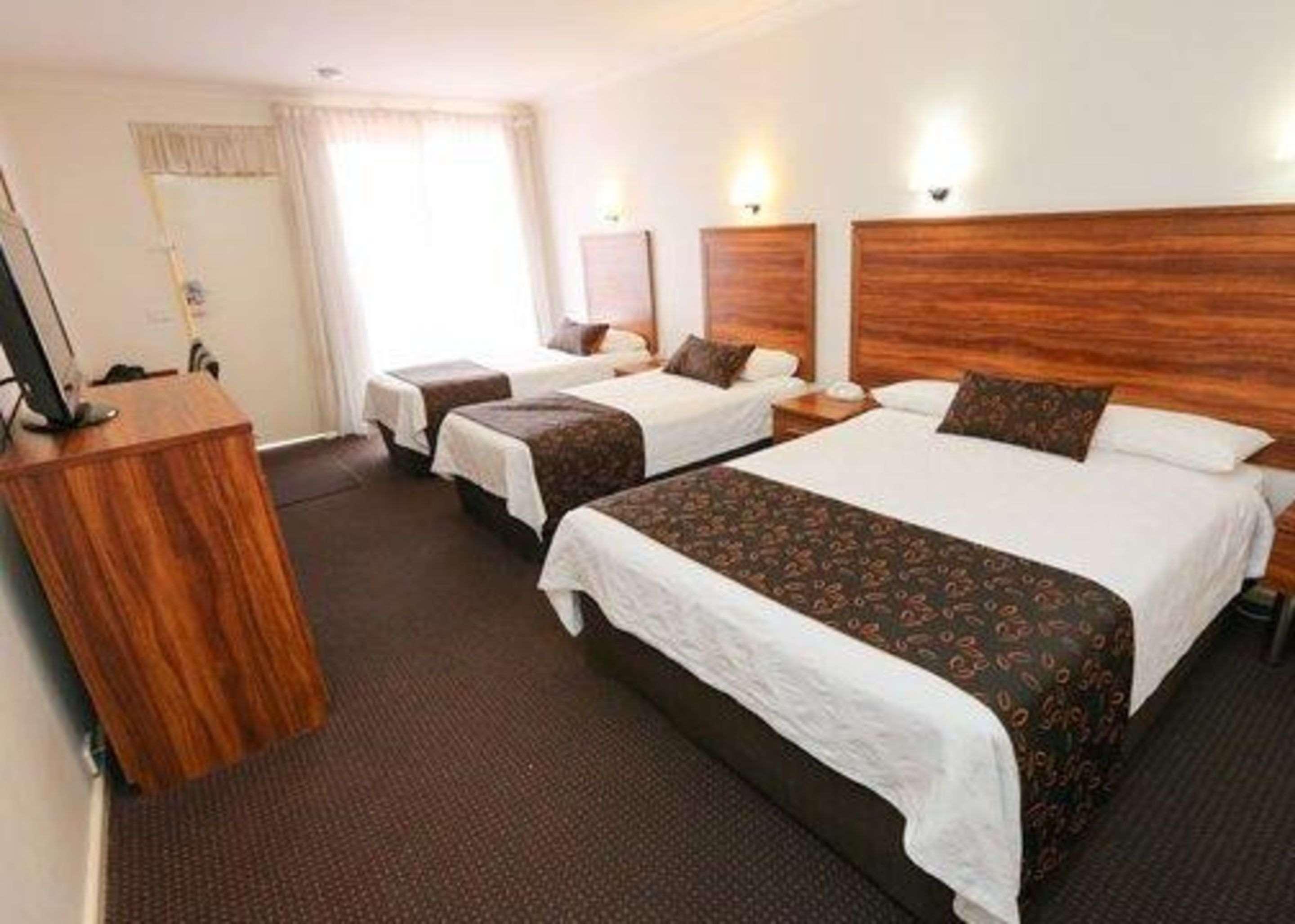 Comfort Deakin Palms Inn 4*