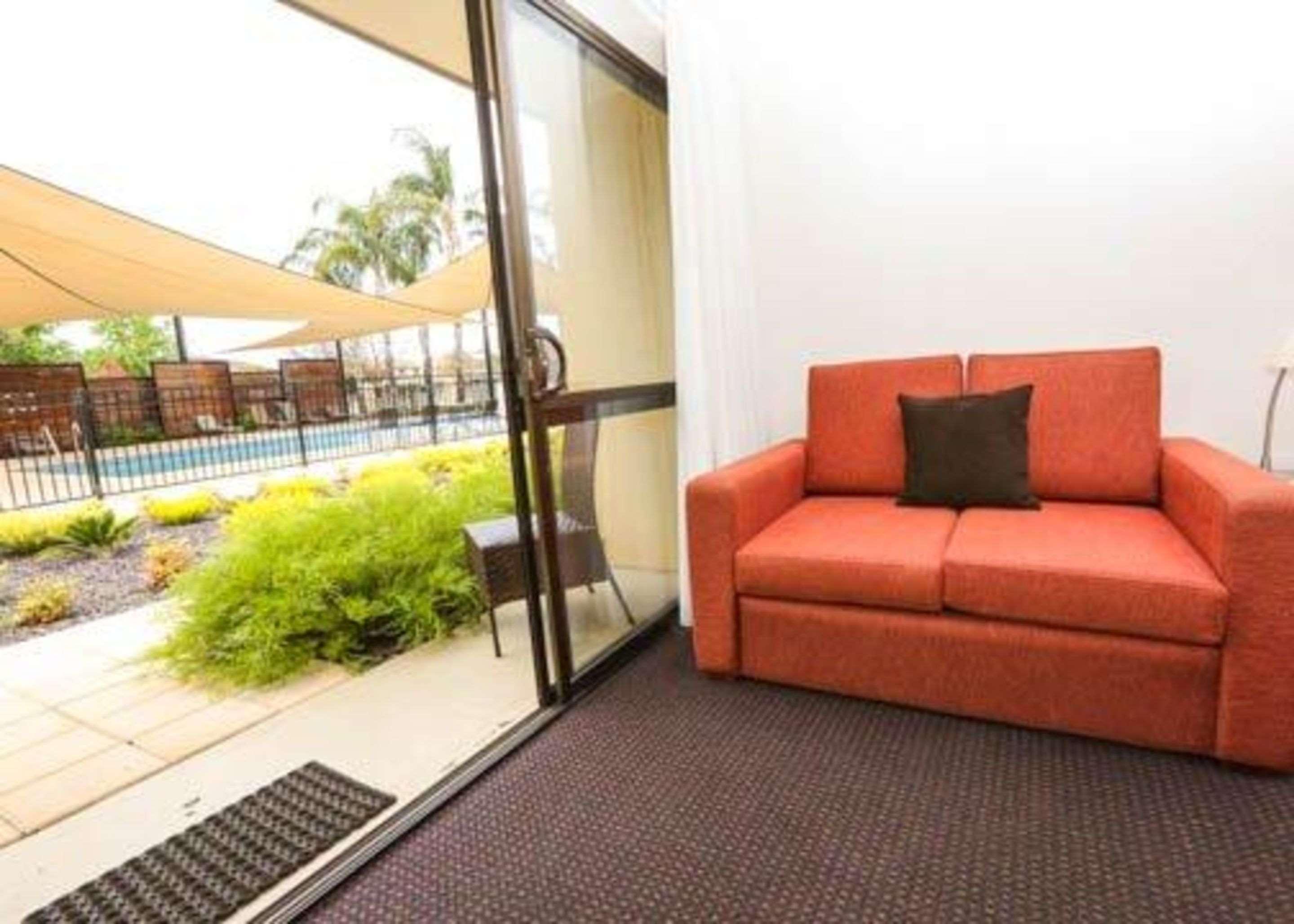 Comfort Deakin Palms Inn 4*