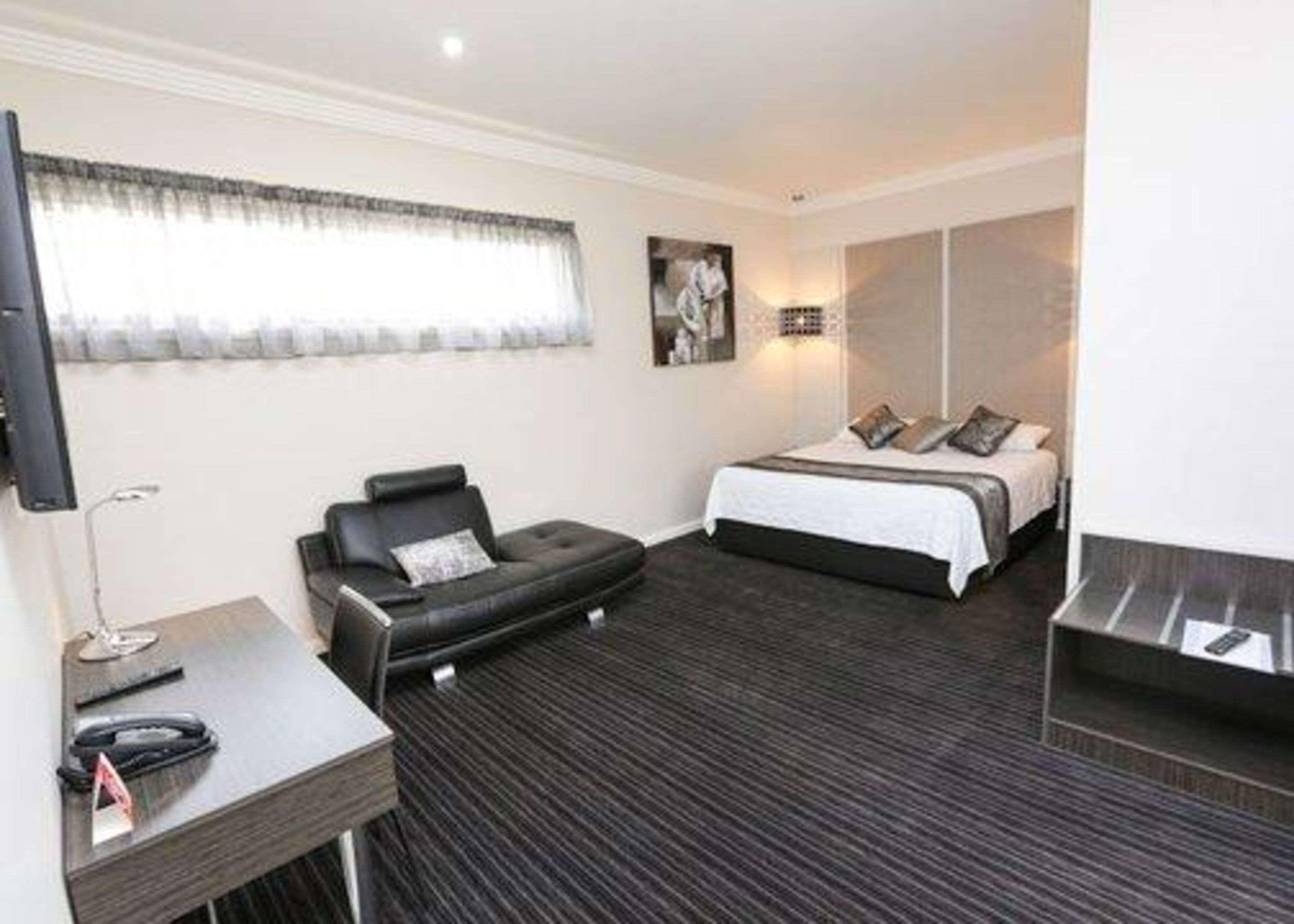 Comfort Deakin Palms 4*