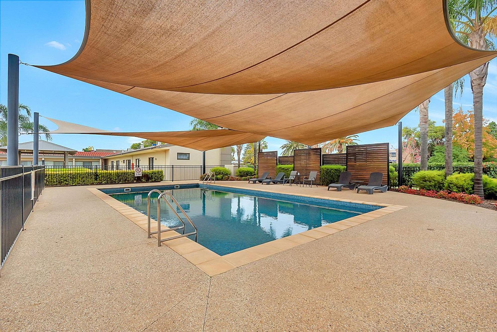Comfort Deakin Palms 4*