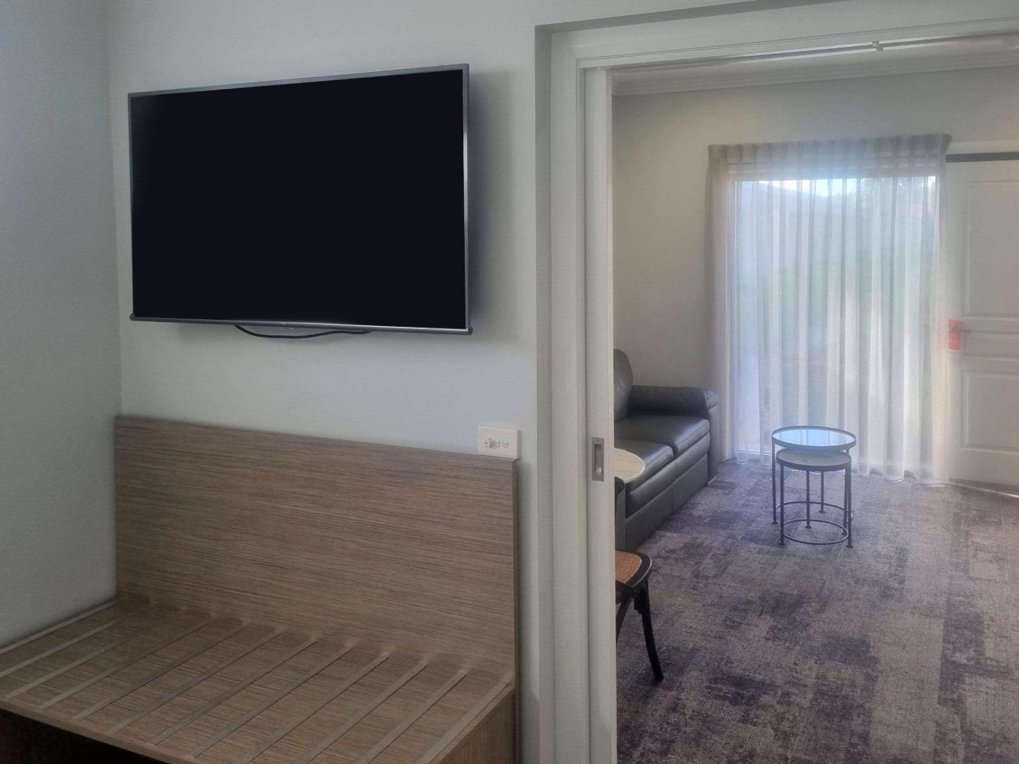 Comfort Deakin Palms Inn