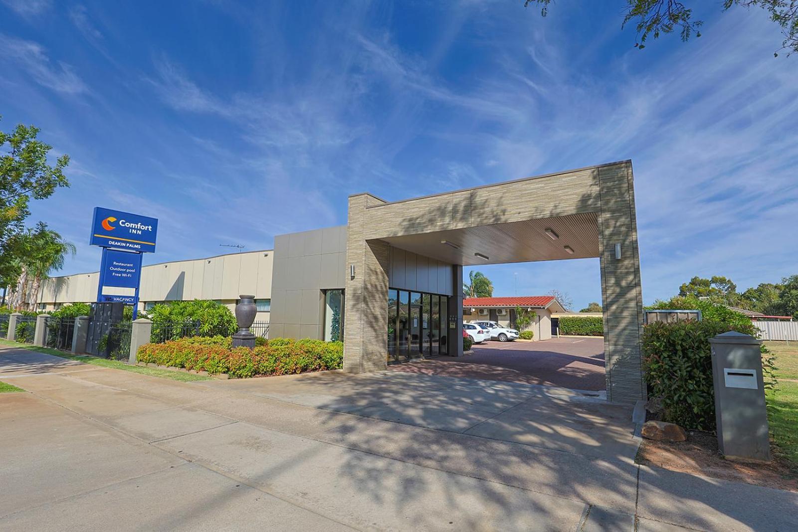 Comfort Deakin Palms 4*