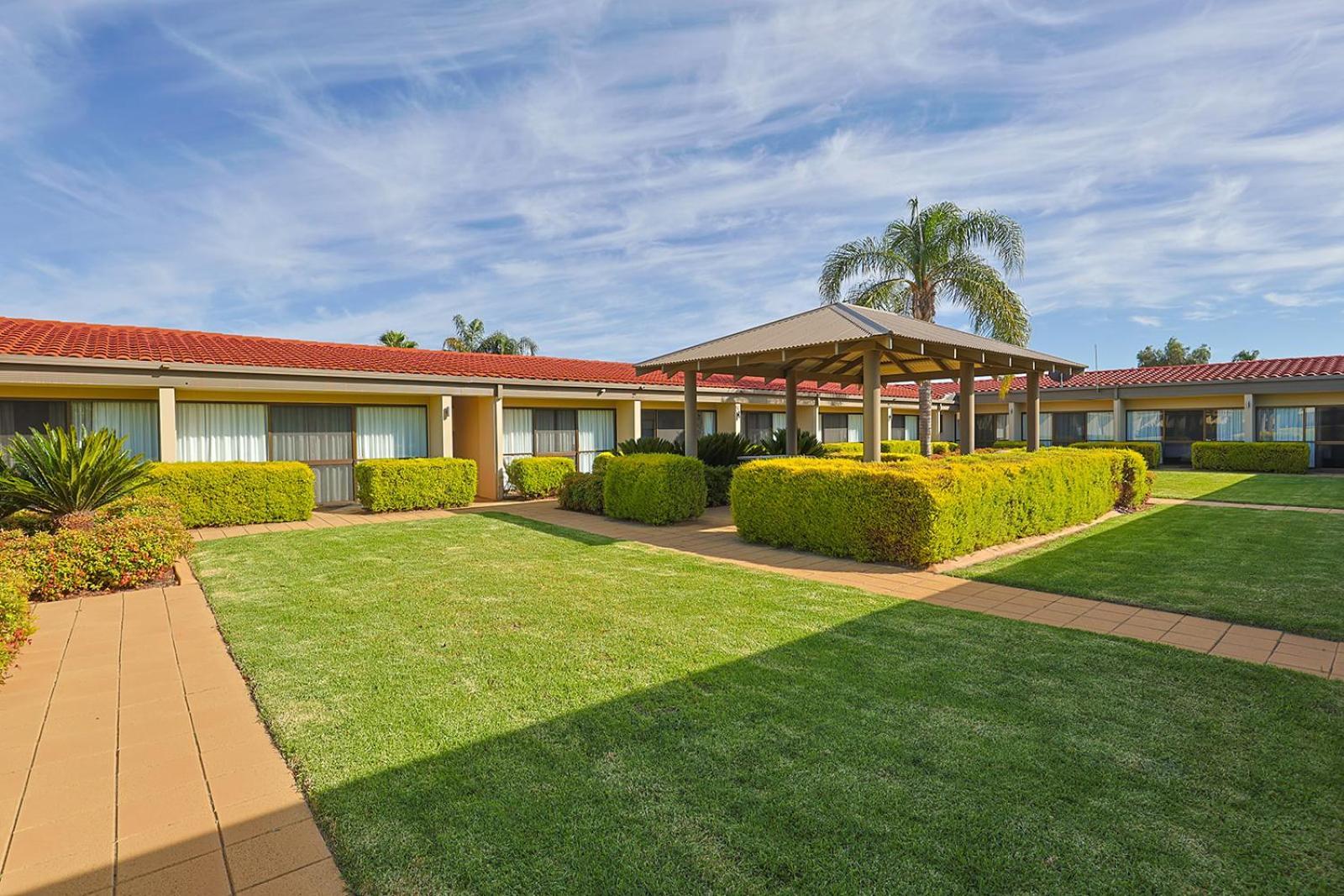 Comfort Deakin Palms Inn 4*